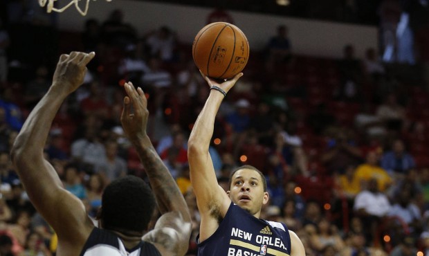 New Orleans Pelicans’ Seth Curry shoots over Brooklyn Nets’ Cliff Alexander during the ...