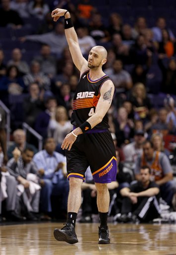 Suns big man Gortat out for up to a month