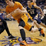  Phoenix Suns' Goran Dragic, of Slovenia, slips past New Orleans Pelicans' Brian Roberts during the second half of an NBA basketball game, Friday, Feb. 28, 2014, in Phoenix.(AP Photo/Matt York)