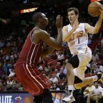  Phoenix Suns' Goran Dragic (1), of Slovenia, looks to pass as Miami Heat's Chris Bosh defends during the second half of an NBA basketball game, Monday, Nov. 25, 2013, in Miami. The Heat defeated the Suns 107-92. (AP Photo/Lynne Sladky)