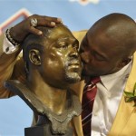 Hall of Fame inductee Warren Sapp kisses his bust during the 2013 Pro Football Hall of Fame Induction Ceremony Saturday, Aug. 3, 2013, in Canton, Ohio. (AP Photo/David Richard)

