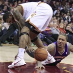 Cleveland Cavaliers' Alonzo Gee, left, and Phoenix Suns' Michael Beasley scramble for a loose ball in the first quarter of an NBA basketball game Tuesday, Nov. 27, 2012, in Cleveland. (AP Photo/Tony Dejak)