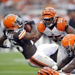 Cleveland Browns running back Willis McGahee stretches for extra yards on a fourth quarter run against the Cincinnati Bengals in an NFL football game Sunday, Sept. 29, 2013, in Cleveland. The Browns won 17-6. (AP Photo/David Richard)
