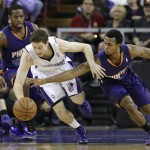  Phoenix Suns guard Ish Smith, right, tries to steal the ball from Sacramento Kings guard Jimmer Fredette during the first quarter of an NBA basketball game in Sacramento, Calif., Tuesday, Nov. 19, 2013.(AP Photo/Rich Pedroncelli)
