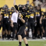 Arizona State quarterback Taylor Kelly throws against Oregon during the first half of an NCAA college football game, Thursday, Oct. 18, 2012, in Tempe, Ariz. (AP Photo/Matt York)
