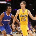  Los Angeles Lakers' Steve Nash, right, passes off the ball as Los Angeles Clippers' Chris Pauldefends during the first half of an NBA basketball game in Los Angeles, Tuesday, Oct. 29, 2013. (AP Photo/Danny Moloshok)