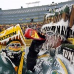  Green Bay Packers fans deal with frigid temperatures before an NFL wild-card playoff football game between the Green Bay Packers and the San Francisco 49ers, Sunday, Jan. 5, 2014, in Green Bay, Wis. (AP Photo/Mike Roemer)