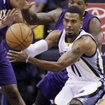  Memphis Grizzlies' Mike Conley (11) passes the ball in front of Phoenix Suns' Eric Bledsoe in the first half of an NBA basketball game in Memphis, Tenn., Tuesday, Dec. 3, 2013. (AP Photo/Danny Johnston)