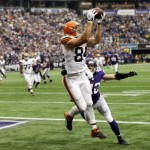Cleveland Browns tight end Jordan Cameron, left, catches a 7-yard touchdown pass over Minnesota Vikings free safety Harrison Smith, right, during the second half of an NFL football game Sunday, Sept. 22, 2013, in Minneapolis. The Browns won 31-27. (AP Photo/Jim Mone)