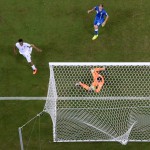  England's Daniel Sturridge, left, scores his side's first goal past Italy's goalkeeper Salvatore Sirigu during the group D World Cup soccer match between England and Italy at the Arena da Amazonia in Manaus, Brazil, Saturday, June 14, 2014. (AP Photo/Francois Xavier Marit, pool)