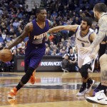Phoenix Suns' Eric Bledsoe, left, is chased by Minnesota Timberwolves' Ricky Rubio during the first quarter of an NBA basketball game, Friday, Feb. 20, 2015, in Minneapolis. (AP Photo/Jim Mone)
