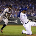 San Francisco Giants' Brandon Belt misses a tag on Kansas City Royals' Alcides Escobar at first base during the second inning of Game 6 of baseball's World Series Tuesday, Oct. 28, 2014, in Kansas City, Mo. (AP Photo/David J. Phillip)