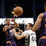Phoenix Suns' Gerald Green, left, passes the ball away from Brooklyn Nets' Bojan Bogdanovic (44), of Croatia, to teammate Brandan Wright (32) during the first half of an NBA basketball game Friday, March 6, 2015, in New York. (AP Photo/Frank Franklin II)
