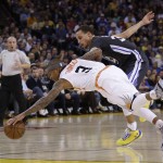 Phoenix Suns' Isaiah Thomas (3) lunges for the ball next to Golden State Warriors' Stephen Curry during the first half of an NBA basketball game Saturday, Jan. 31, 2015, in Oakland, Calif. (AP Photo/Marcio Jose Sanchez)