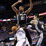  San Antonio Spurs guard Danny Green (4) knocks the ball away from Oklahoma City Thunder guard Reggie Jackson (15) in front of Spurs forward Tim Duncan (21) in the first quarter of Game 4 of the Western Conference finals NBA basketball playoff series in Oklahoma City, Tuesday, May 27, 2014. (AP Photo/Sue Ogrocki)