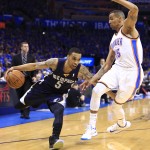  Memphis Grizzlies guard Courtney Lee (5) drives to the basket around Oklahoma City Thunder guard Thabo Sefolosha (25) during the first quarter of Game 1 of the opening-round NBA basketball playoff series in Oklahoma City on Saturday, April 19, 2014. (AP Photo/Alonzo Adams)