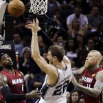 San Antonio Spurs center Tiago Splitter (22) tries to pass over Miami Heat forward LeBron James (6) and forward Chris Andersen (11) during the first half in Game 1 of the NBA basketball finals on Thursday, June 5, 2014, in San Antonio. (AP Photo/Eric Gay)