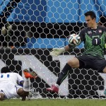  Switzerland's goalkeeper Diego Benaglio, right, makes a save from Honduras' Jerry Bengtson during the group E World Cup soccer match between Honduras and Switzerland at the Arena da Amazonia in Manaus, Brazil, Wednesday, June 25, 2014. (AP Photo/Thanassis Stavrakis)