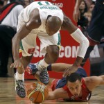 Brazil's Leandro Barbosa, left, of the Phoenix Suns, and United States' Stephen Curry, of the Golden State Warriors, compete for a loose ball during the first half of an exhibition basketball game Saturday, Aug. 16, 2014, in Chicago. (AP Photo/Charles Rex Arbogast)