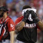 American League's Prince Fielder, of the Texas Rangers, wipes his face during the MLB All-Star baseball Home Run Derby, Monday, July 13, 2015, in Cincinnati. (AP Photo/John Minchillo)