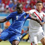  Italy's Mario Balotelli, left, gets in a shot despite the challenge of Costa Rica's Oscar Duarte during the group D World Cup soccer match between Italy and Costa Rica at the Arena Pernambuco in Recife, Brazil, Friday, June 20, 2014. (AP Photo/Frank Augstein)