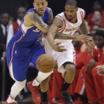 Los Angeles Clippers' Matt Barnes, left, and Houston Rockets' Trevor Ariza (1) chase a loose ball during the first half of Game 1 in a second-round NBA basketball playoff series Monday, May 4, 2015, in Houston. (AP Photo/David J. Phillip)