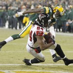 Atlanta Falcons' Roddy White catches a touchdown pass in front of Green Bay Packers' Davon House during the second half of an NFL football game Monday, Dec. 8, 2014, in Green Bay, Wis. (AP Photo/Mike Roemer)