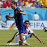  Italy's Thiago Motta is fouled by Costa Rica's Yeltsin Tejeda during the group D World Cup soccer match between Italy and Costa Rica at the Arena Pernambuco in Recife, Brazil, Friday, June 20, 2014. (AP Photo/Frank Augstein)