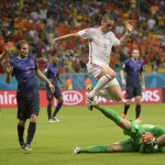  Netherlands' goalkeeper Jasper Cillessen saves at the feet of Spain's Fernando Torres during the group B World Cup soccer match between Spain and the Netherlands at the Arena Ponte Nova in Salvador, Brazil, Friday, June 13, 2014. (AP Photo/Manu Fernandez)