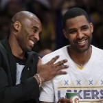  Los Angeles Lakers guard Kobe Bryant, left, sits on the bench with forward Shawne Williams during the first half of the Lakers' NBA basketball game against the Miami Heat in Los Angeles, Wednesday, Dec. 25, 2013. (AP Photo/Chris Carlson)