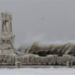The large waves pounds the shore as the ice 
covers the pier Monday, Dec. 13, 2010 in 
Chicago. High wind and frigid temperatures 
continue after a winter storm pummeled Illinois 
with snow and wind over the weekend. (AP 
Photo/Kiichiro Sato)
