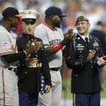 American League's David Ortiz, second from right, of the Boston Red Sox, applauds with soldier Joseph Kapacziewski, right, during pre-game ceremonies at the MLB All-Star baseball game, on Tuesday, July 16, 2013, in New York. (AP Photo/Kathy Willens)