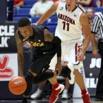 Long Beach State's Kris Gulley, left, tries to recover a loose ball in front of Arizona's Aaron Gordon (11) in the first half of an NCAA college basketball game, Monday, Nov. 11, 2013 in Tucson, Ariz. (AP Photo/John Miller) 