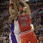 Chicago Bulls center Joakim Noah (13) battles 
Phoenix Suns forward Channing Frye for the 
rebound during the first quarter on an NBA 
basketball game Wednesday, Nov. 24, 2010, in 
Phoenix. (AP Photo/Matt York)