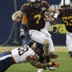 Minnesota quarterback Mitch Leidner (7) rushes for a gain as Syracuse's Jeremi Wilkes (28) reaches to tackle him during the second quarter of the Texas Bowl NCAA college football game on Friday, Dec. 27, 2013, in Houston. (AP Photo/David J. Phillip)