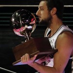  Marco Belinelli of the San Antonio Spurs holds a trophy after he won the three-point contest during the skills competition at the NBA All Star basketball game, Saturday, Feb. 15, 2014, in New Orleans.(AP Photo/Bill Haber)