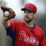 Philadelphia Phillies' Cliff Lee catches a ball during a bullpen session at baseball spring training, Thursday, Feb. 14, 2013, in Clearwater, Fla. (AP Photo/Matt Slocum)