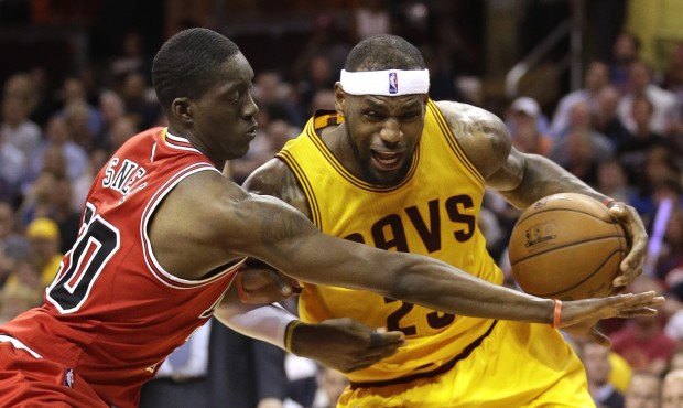 Cleveland Cavaliers forward LeBron James (23) drives against Chicago Bulls forward Tony Snell (20) ...