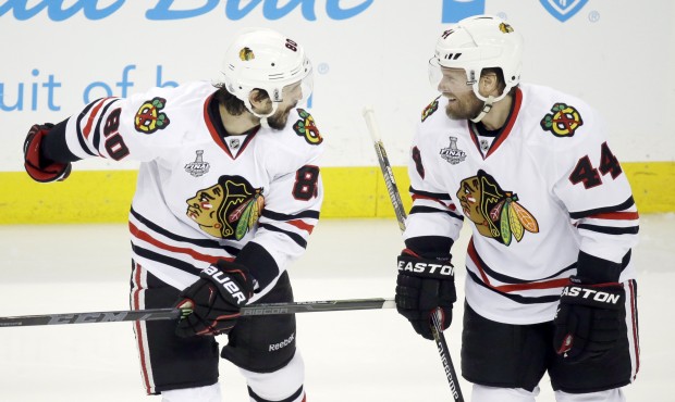 n CORRECTS PLAYER AT RIGHT TO KIMMO TIMONEN, INSTEAD OF KRIS VERSTEEG – Chicago Blackhawks ce...