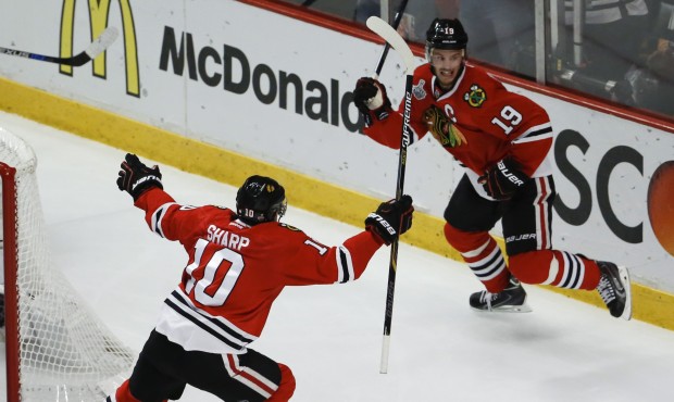 Chicago Blackhawks’ Jonathan Toews, right, is congratulated by Patrick Sharp after scoring du...