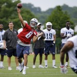 
              Tennessee Titans quarterback Marcus Mariota (8) passes to wide receiver Deon Long (84) during a rookie minicamp practice Friday, May 15, 2015, in Nashville, Tenn. Watching Mariota is offensive coordinator Jason Michael, second from left. (AP Photo/Mark Humphrey)
            