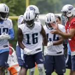 
              Tennessee Titans quarterback Marcus Mariota, right, calls a play with tight end Tevin Westbrook (80), wide receiver Tre McBride (16), and running back David Cobb (44) during a rookie minicamp practice Friday, May 15, 2015, in Nashville, Tenn. (AP Photo/Mark Humphrey)
            