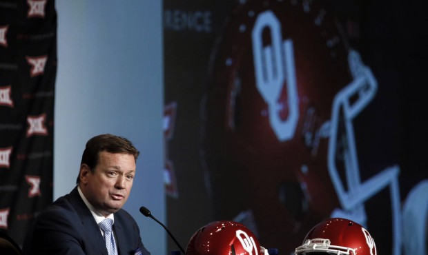 Oklahoma head football coach Bob Stoops addresses attendees at the NCAA college Big 12 Conference F...